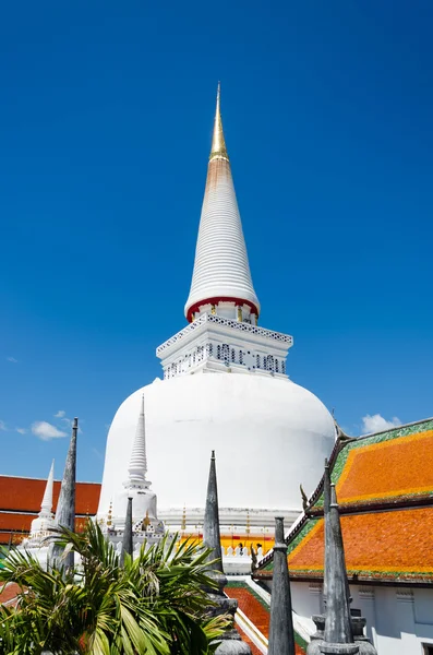 Giant pagoda  of  Wat Phra Mahathat Woramahawihan — Stock Photo, Image