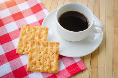 Çatlak kurabiye ve sıcak kahve