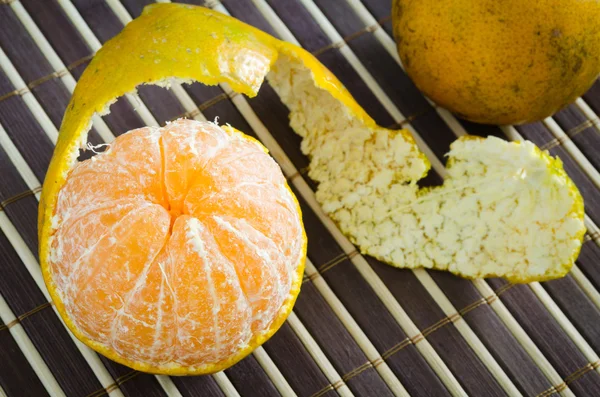 Fresh mandarin fruit with peel. — Stock Photo, Image
