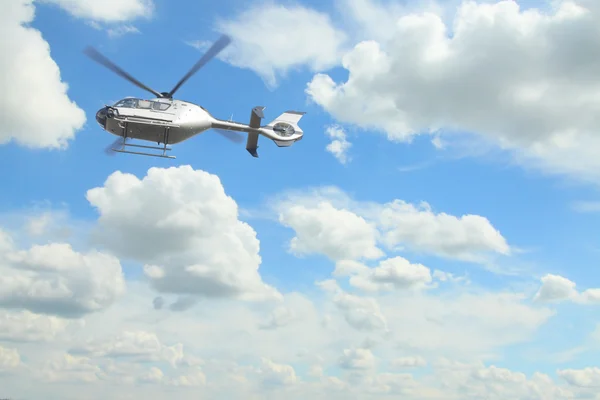 Helikopter przed zachmurzonym niebie — Zdjęcie stockowe