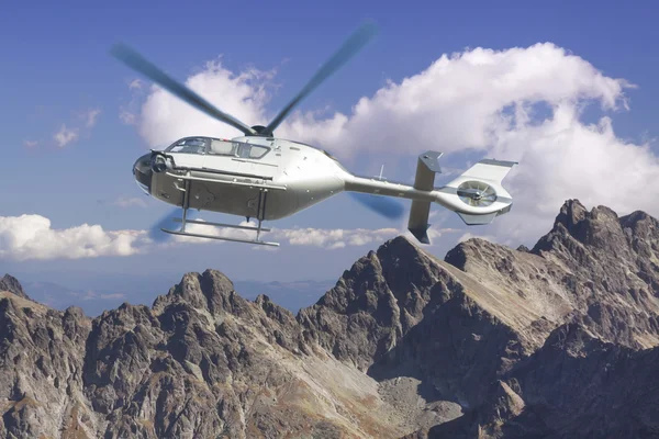 Helikopter tijdens de vlucht over een panoramisch uitzicht van het Tatra gebergte — Stockfoto