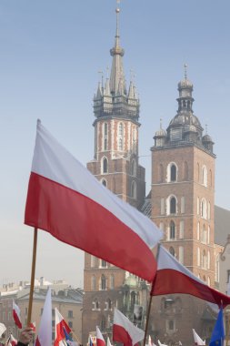 Polonya, Krakow, Polonya bayrak ve St Mary Kilisesi kuleleri