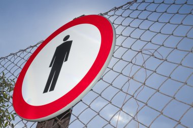 Bir çit hiçbir giriş işareti