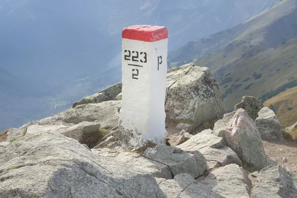 Tatra Dağları işaretleyicisinde güneşli kenarlık