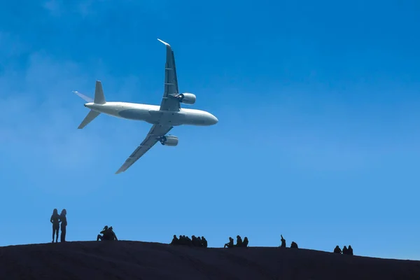 Jet Fly Lavt Flugt Mod Blå Himmel Silhuetter Mennesker Jorden - Stock-foto