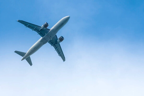 Реактивный самолет низко в полете против неба