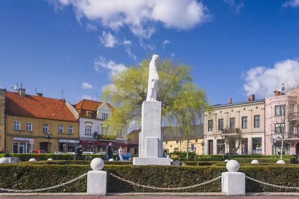 Polonia Wielkopolska Pobiedziska Plaza Del Mercado Estatua Soleado Principios Primavera — Foto de Stock