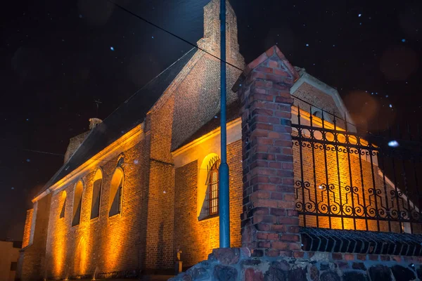 Polen Wielkopolska Pobiedziska Marktplatz Martin Kirche Der Abenddämmerung Schnee Fällt — Stockfoto