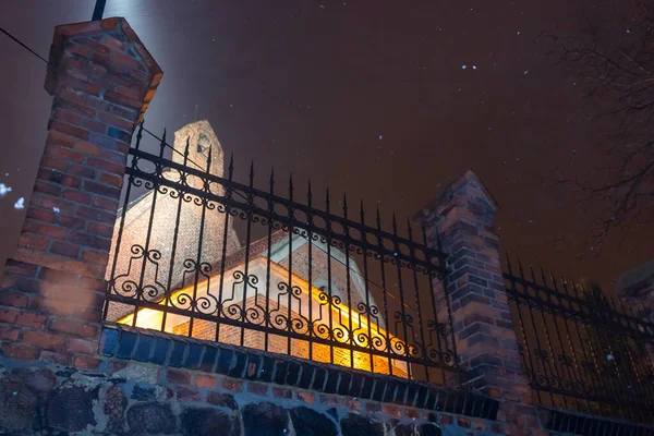 Polonya Wielkopolska Pobiedziska Pazar Meydanı Martin Kilisesi Alacakaranlıkta Kar Yağıyor — Stok fotoğraf