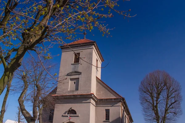 Polen Wielkopolska Pobiedziska Voormalige Protestantse Kerk Vroege Lente Zonovergoten Bloeiende — Stockfoto