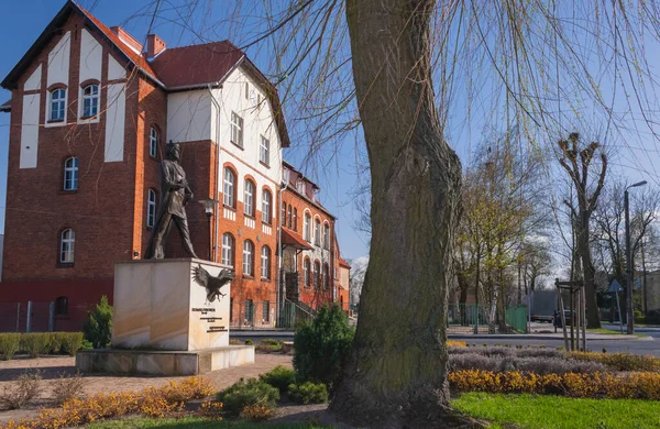 Wielkopolska Pobiedziska Prince Casimir Restorerkazimierz Odnowiciel Statue School Building Sunlit — 图库照片