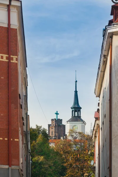 ポーランド 上部シレジア 正面に見られる中心部の歴史的なタウンハウス タウンホール すべての聖人教会の塔 — ストック写真