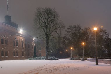 Polonya, Krakow, Kosciuszko Kışları, alacakaranlıkta karla kaplı