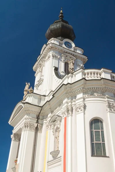 Polonia Malopolska Wadowice Piazza Del Mercato Basilica Illuminata Dal Sole — Foto Stock