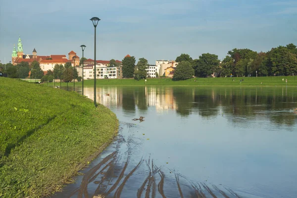 Poland Krakow Flooded River Bank Wawel Castle Background Sunlit Summer — Stock Photo, Image