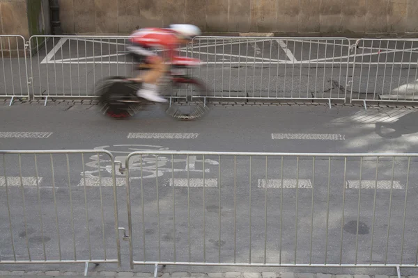 Ciclista de prueba de tiempo individual en una calle — Foto de Stock
