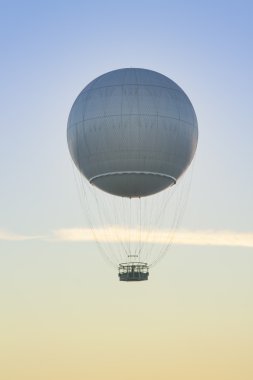 Gaz balon gökyüzüne karşı