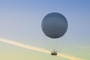 Gaz balon gökyüzüne karşı