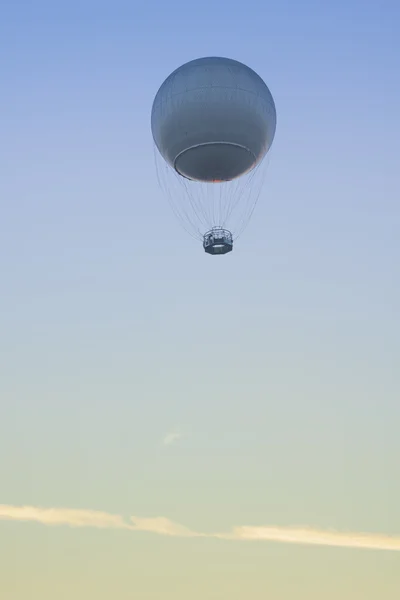 Gaz balon gökyüzüne karşı — Stok fotoğraf