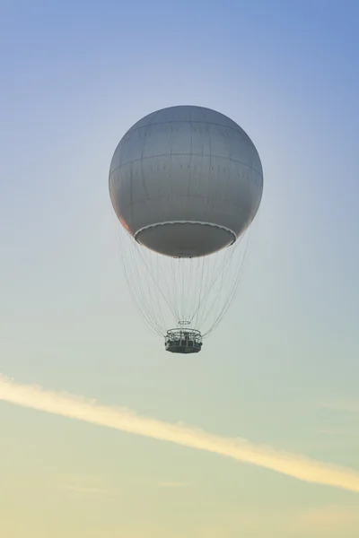 Gaz balon gökyüzüne karşı — Stok fotoğraf