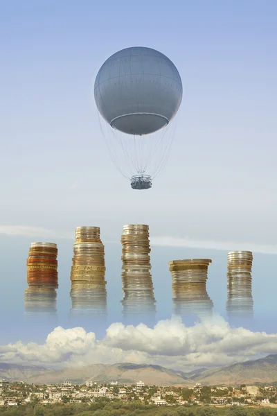 Globo de Gas, Estacas de Monedas y Paisaje de Montaña — Foto de Stock