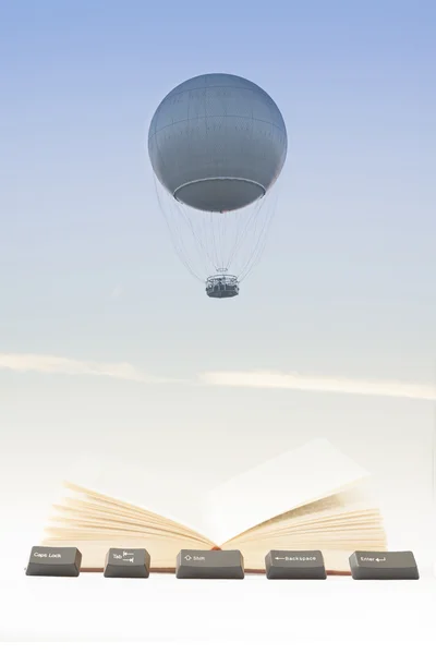 气体气球，书，电脑钥匙对着天空 — 图库照片