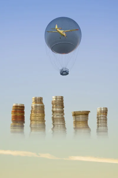 Gas Balloon, Stakes of Coins and Yellow Aircraft against the Sky — Stock Photo, Image