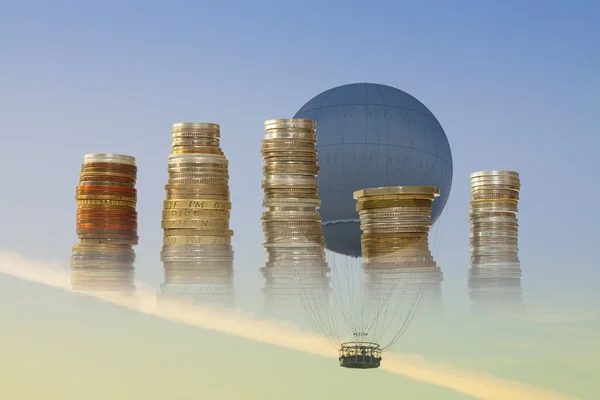 Gasballon und Münzen gegen den Himmel — Stockfoto