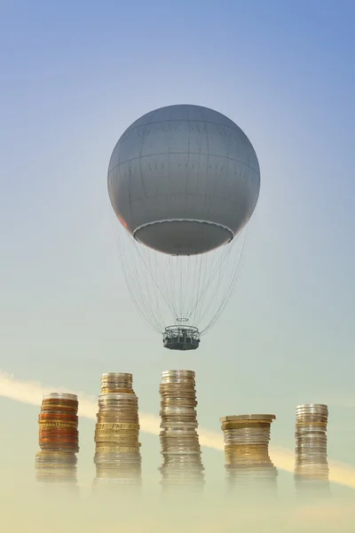 Globo de gas y estacas de monedas contra el cielo — Foto de Stock