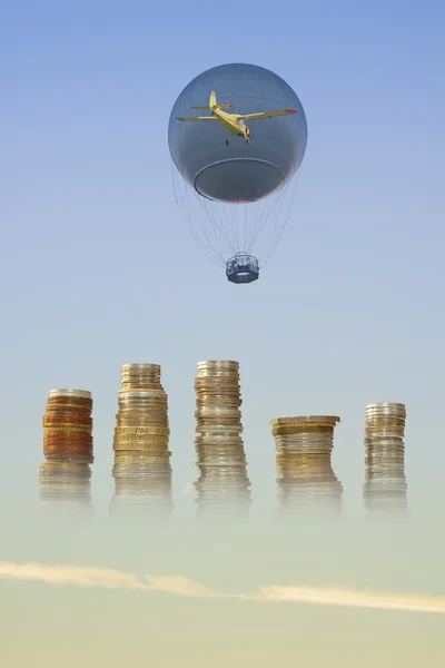 Balão de gás, estacas de moedas e aeronaves amarelas contra o céu Imagem De Stock