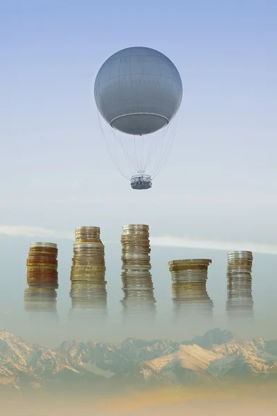 Balão de gás e estacas de moedas contra o céu Imagem De Stock