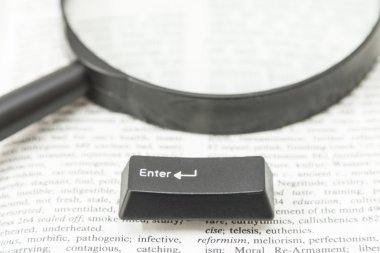 Bilgisayar anahtar ve objektif bir kitap sayfa girin