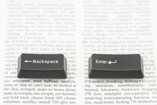 Entrez et Backspace Clés d'ordinateur sur une page de livre — Photo