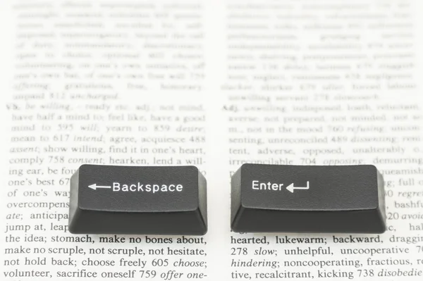 Entrez et Backspace Clés d'ordinateur sur une page de livre — Photo