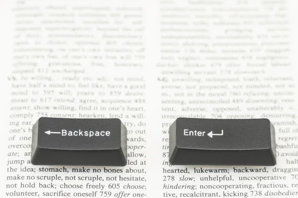 输入和退格键在书页上的电脑键盘 — 图库照片