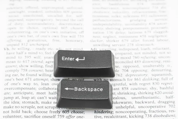 Entrez et Backspace Clés d'ordinateur sur une page de livre — Photo