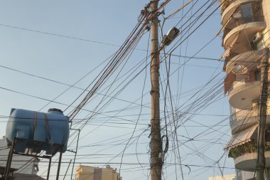 Arnavutluk, Tiran, dolaşmış Telekom kabloları