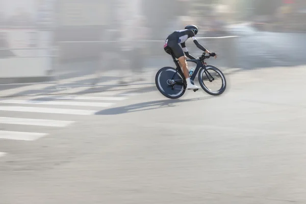 Enskilda tid rättegång cyklist på gatan — Stockfoto