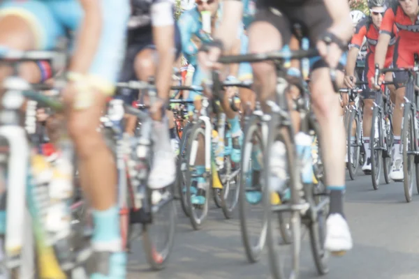 Ciclistas, borrão de movimento — Fotografia de Stock