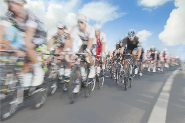 Ciclistas, borrão de movimento — Fotografia de Stock