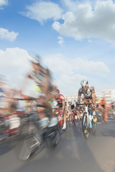 Ciclistas, borrão de movimento — Fotografia de Stock