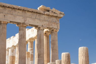 Yunanistan, Atina, Akropolis, Propilaea sütunları, güneş ışığı, mavi gökyüzüne karşı