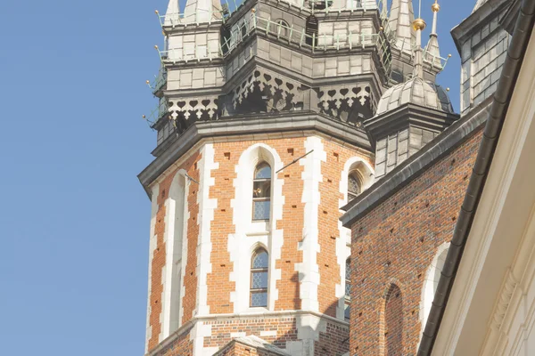 Polónia, Cracóvia, st Mary Curch Torres, Meio-dia, Trompetista a tocar — Fotografia de Stock