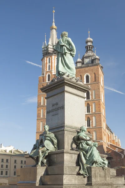 Polen, Krakow, Mickiewicz Monument, st Mary Curch torn, Midda — Stockfoto