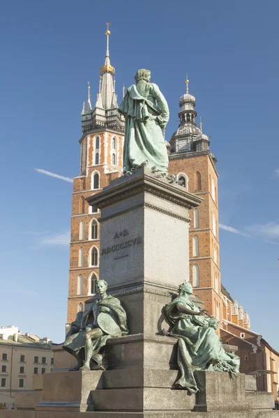 Polónia, Cracóvia, Monumento Mickiewicz, st Mary Curch Towers, Midda — Fotografia de Stock