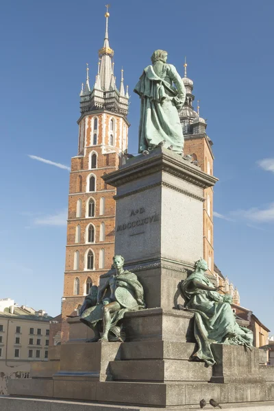 Polen, Krakow, Mickiewicz Monument, st Mary Curch torn, Midda — Stockfoto