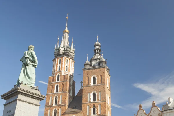 Poland, Krakow, Mickiewicz Monument, st Mary Curch Towers, Midda — Stock Photo, Image