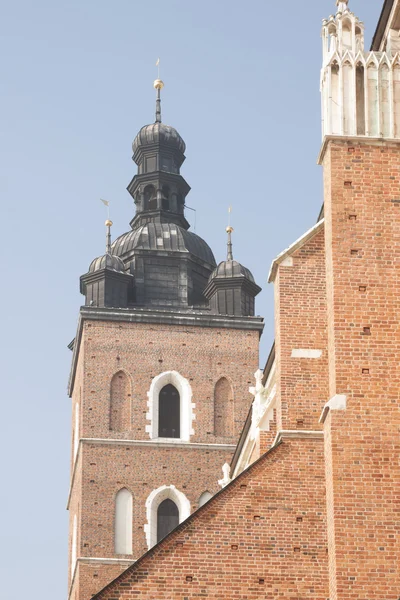 Polsko, Krakov, Mariacki st Mary kostel Towers, poledne — Stock fotografie
