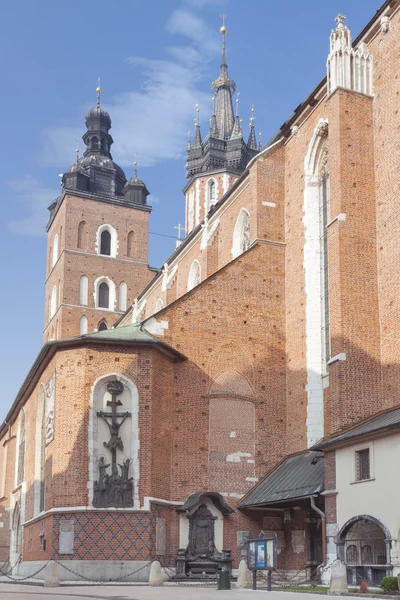 폴란드, 크 라 코 프, Plac Mariacki 광장 세인트 메리 Curch, 정오 — 스톡 사진