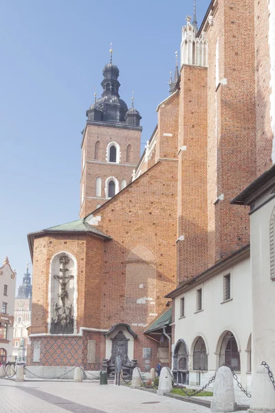 Πολωνία, Κρακοβία, Plac Mariacki πλατεία st Mary της εκκλησίας, μεσημέρι — Φωτογραφία Αρχείου